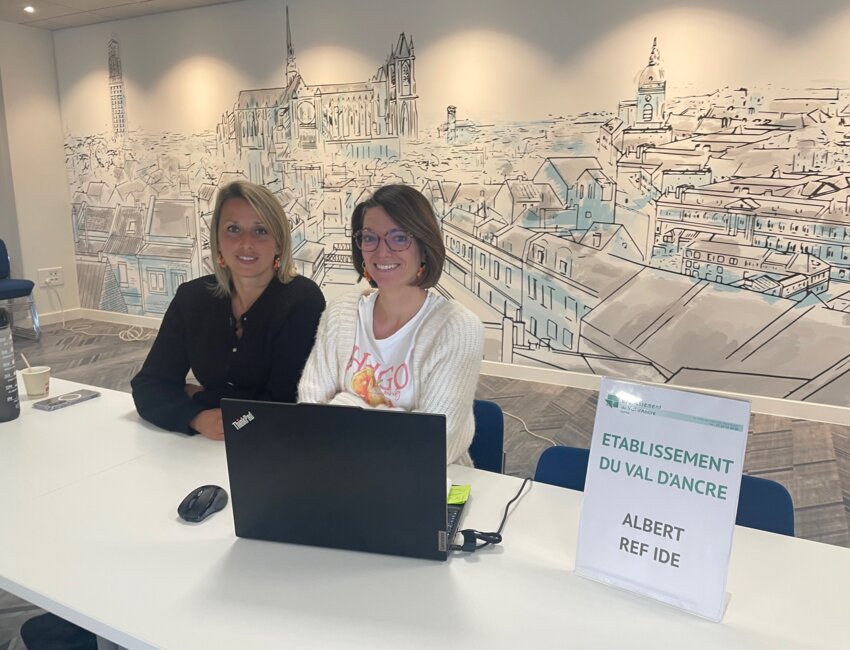 Julie Danten et Gwendoline Pelletier venues de l'Etablissement du Val d'Ancre pour le Job Dating.