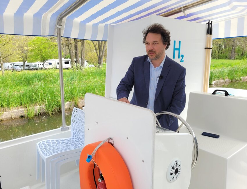 Alfred Carignant, directeur général des Canalous, à bord d'un bateau propulsé à l'hydrogène. @Amandine Ibled