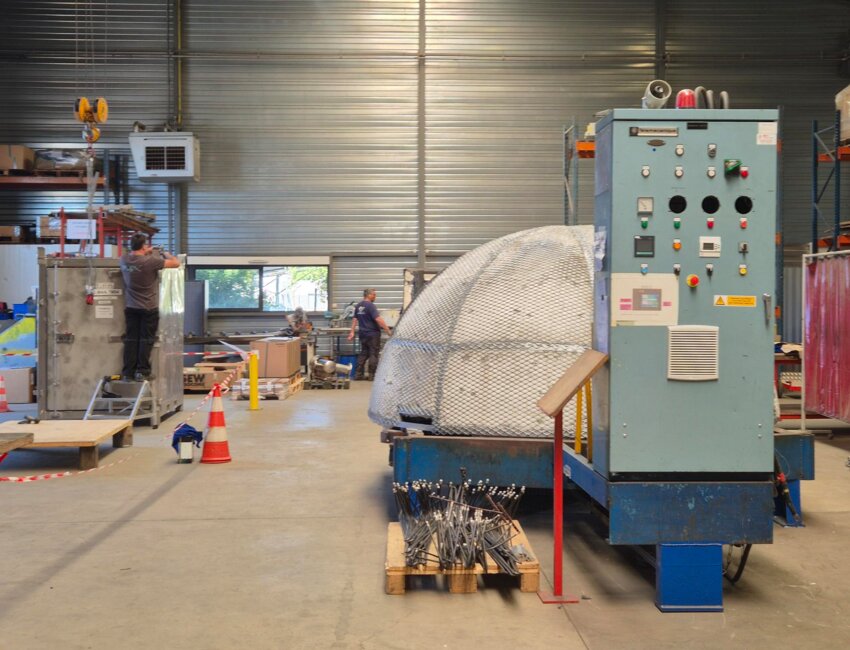 Dans l'atelier de montage de l'entreprise EML, près de Chalon-sur-Saône,un dôme de chauffe en maintenance pour Framatome. ©Amandine IBLED