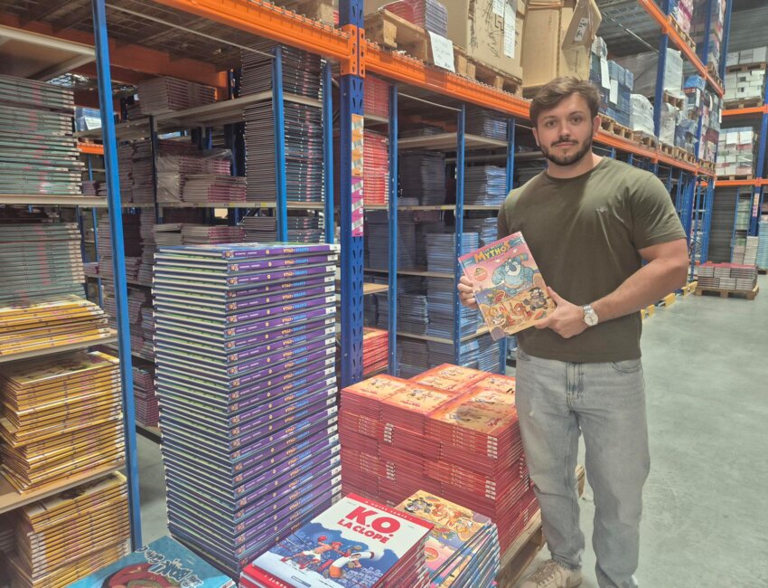 Maxime Sulpice, commercial dans l'entreprise familiale Bamboo. Ici dans la zone de stockage à Mâcon, où plus de 500 000 BDs attendent de partir pour la ventre directe. ©Amandine Ibled