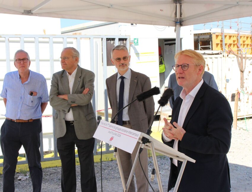 Pour poser la première pierre : Frédéric Fauvet, maire d'Amiens et président d'Amiens Métropole, mais aussi Rollon Mouchel-Blaisot, préfet de la Somme, Philippe Destable, directeur académique ou Guillaume Duflot, vice-président du Département.