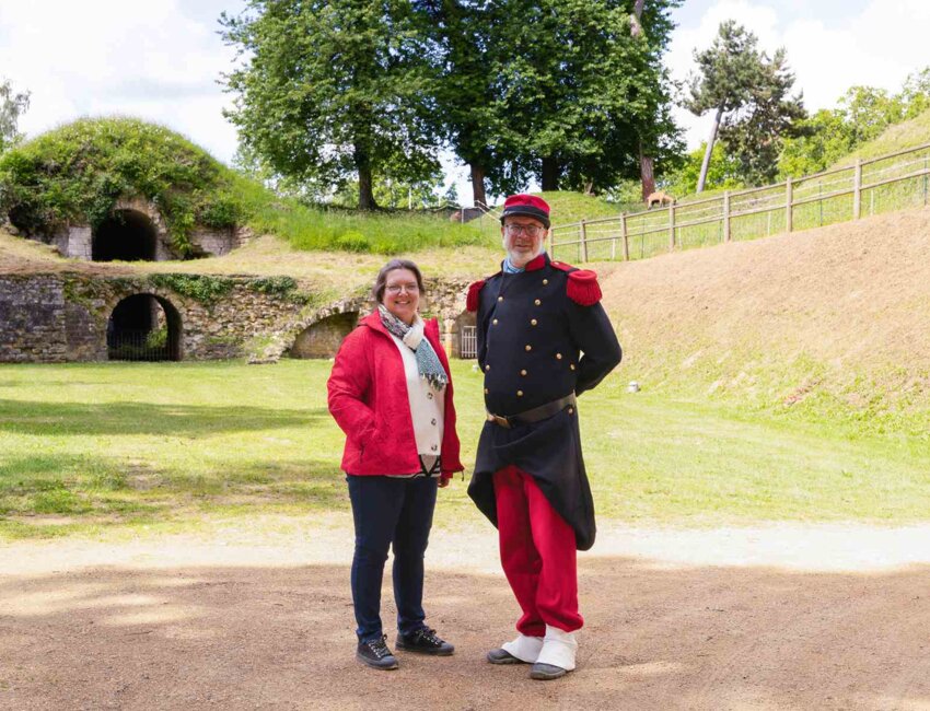 Bénédicte Doyen Meriaux, responsable du fort de Condé avec Silvère Cappigny, guide du fort costumé en soldat Émile. (c) Marie-Line Waroude