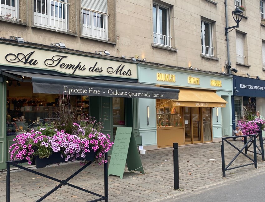 Diversité d’enseignes sur le parvis Saint-Vulfran.
