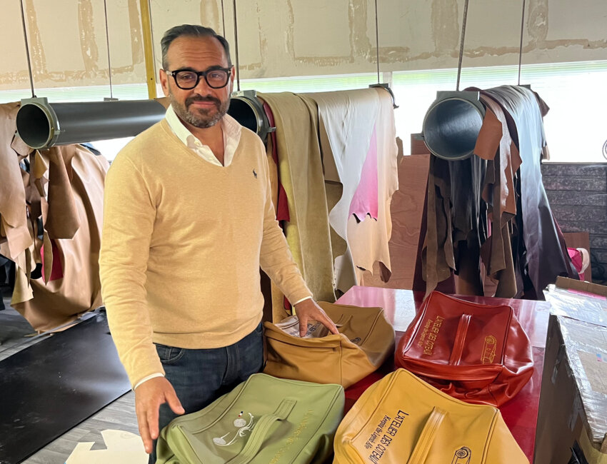 Laurent Lefebvre expose les accessoires de sellerie sur-mesure, conçus et fabriqués à la main à partir de cuirs pleine fleur.