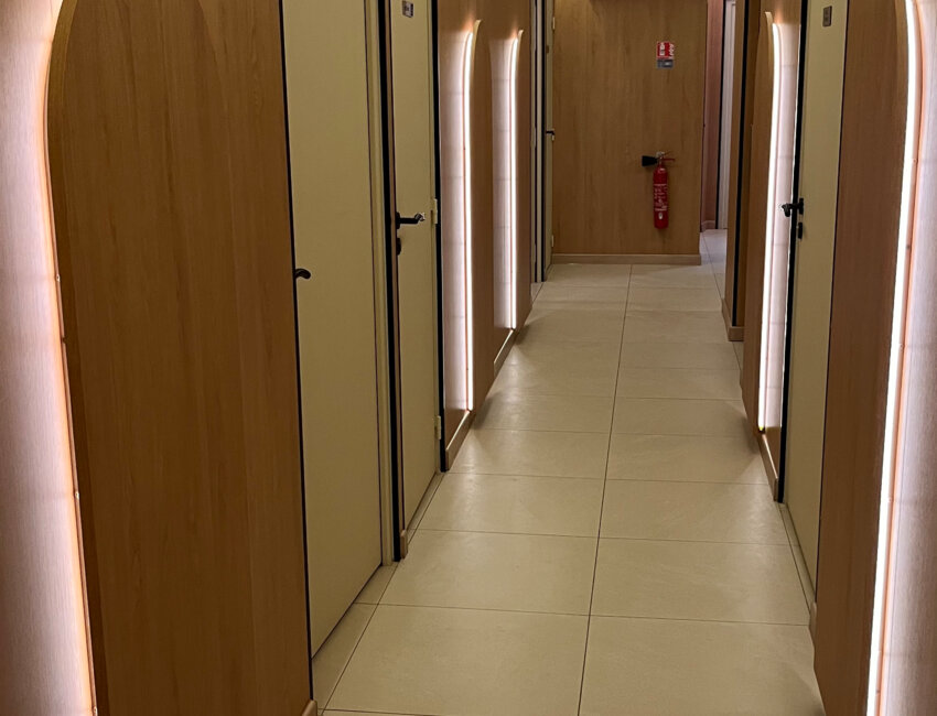 L'ancien couloir des cuisines de l'hôtel Le Picardy a été réhabilité pour accueillir le nouveau Spa Écrin. Sa décoration épurée et ses éclairages tamisés invitent à la relaxation.