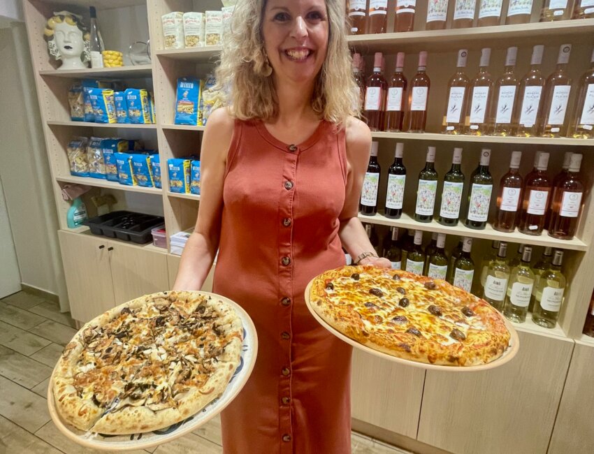 Florence Lecornu sert des pizzas artisanales faites avec une pâte au levain fabriquée par Benoît Savary.