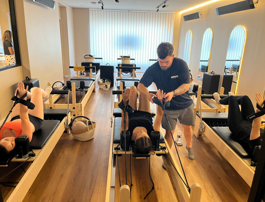 Trois coachs, dont Lilian, assurent les cours de Pilates Reformer et de Hot Pilates.