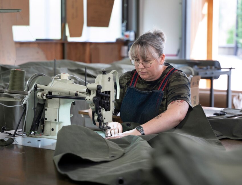 © Laurence Deleau- Une des couturières en action dans le nouvel atelier de couture intégré.