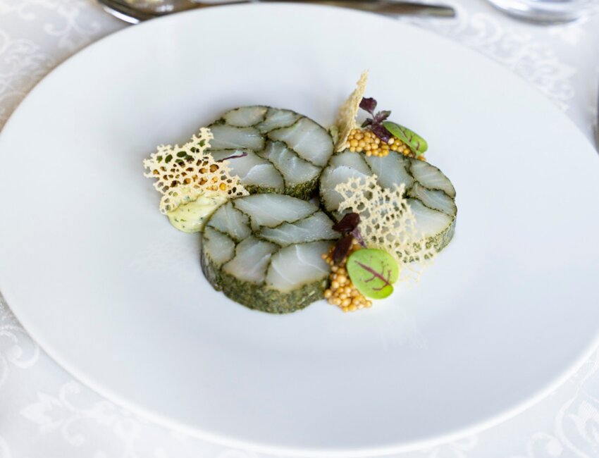 © Laurence Deleau- Mosaïque de cabillaud, Crème aux herbes, Graines de moutarde marinées, Tuile croustillante, Herbes fraîches, par Amanda Olivia Frantzen.