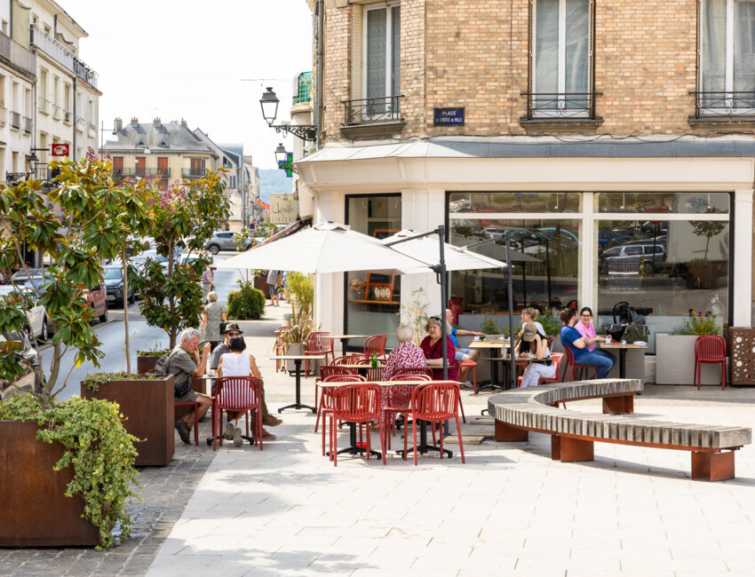 La Ville a créé des parvis et terrasses favorisant l’ouverture de cafés et restaurants. © Marie-Line Waroude