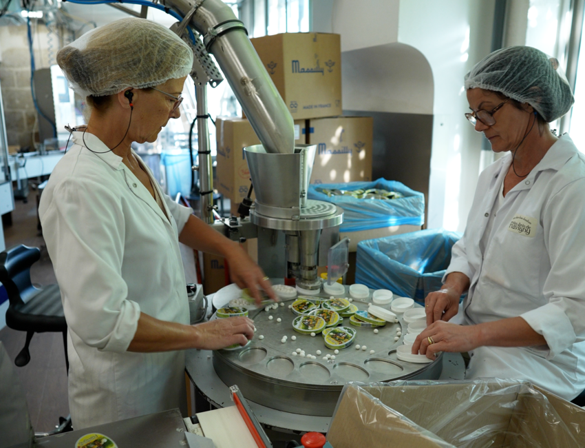 L'atelier de conditionnement des anis de Flavigny ©Amandine Ibled