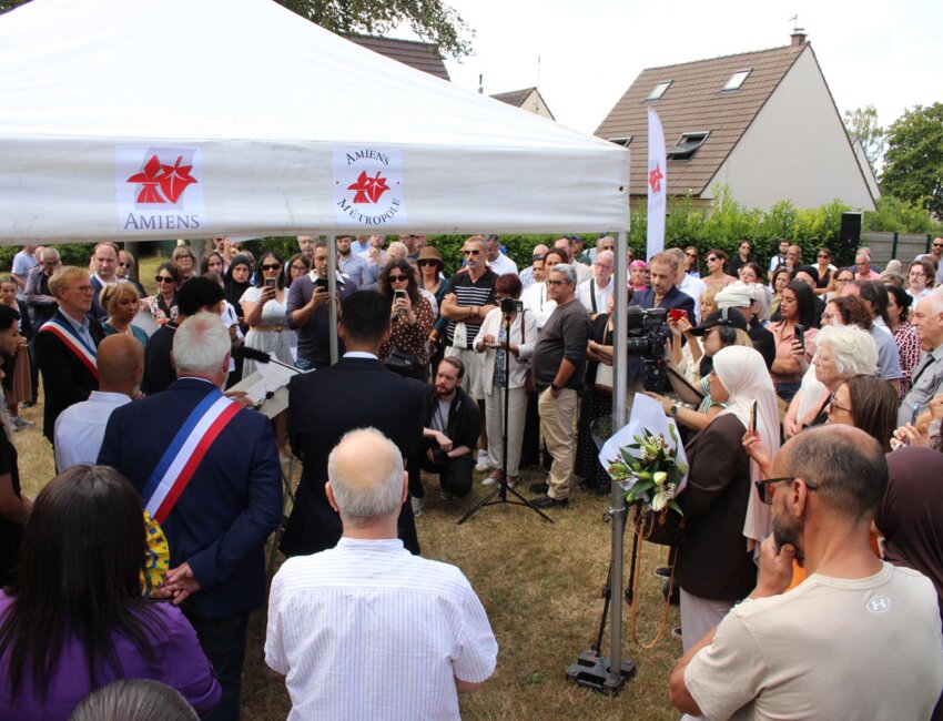 L'hommage puis le dévoilement de la plaque en présence d'une foule nombreuse.