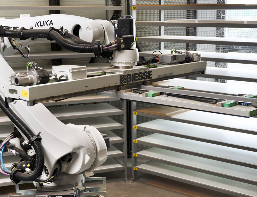 © Laurence Deleau. Tri des pièces en bout de chaîne grâce à ce drôle de robot pivotant.