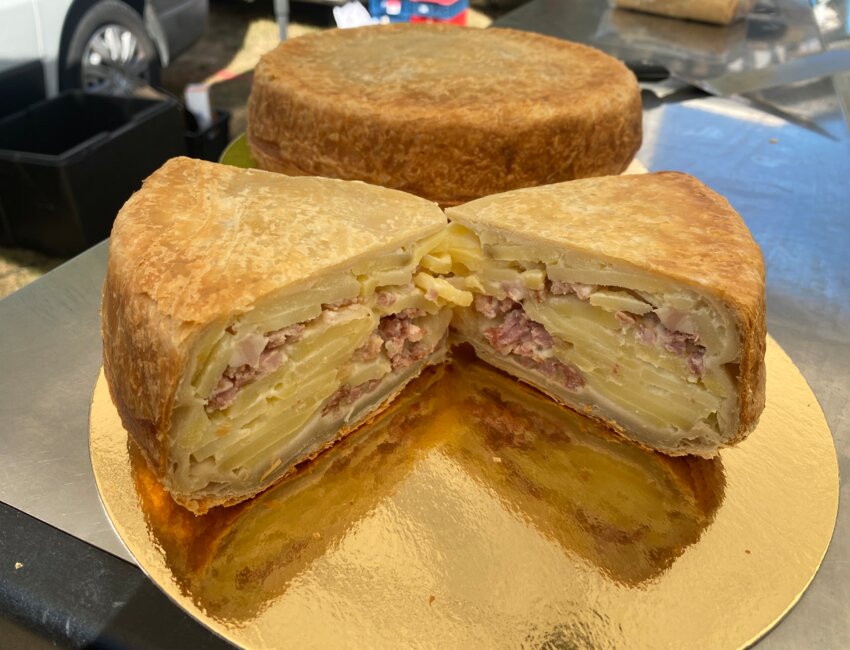 Pour le bisteu, il a opté pour une recette de pommes de terre, oignons et lardons.