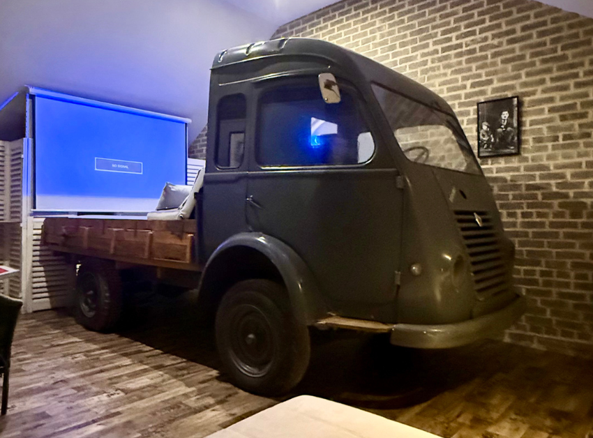 Dormir dans un ancien camion laitier équipé d’un vidéoprojecteur.