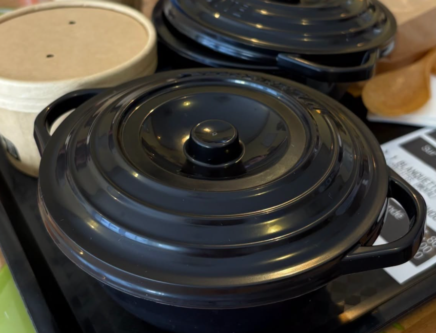 Les plats sont livrés dans des cocottes réutilisables et compostables.
