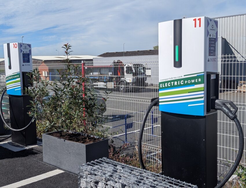 Les 14 bornes permettent de recharger simultanément 5 camions à 400 kW ou jusqu’à vingt véhicules à 100 kW.