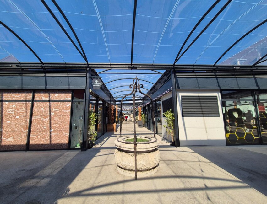 L'allée centrale du Village de la Cité avec les commerces ©Amandine IBLED
