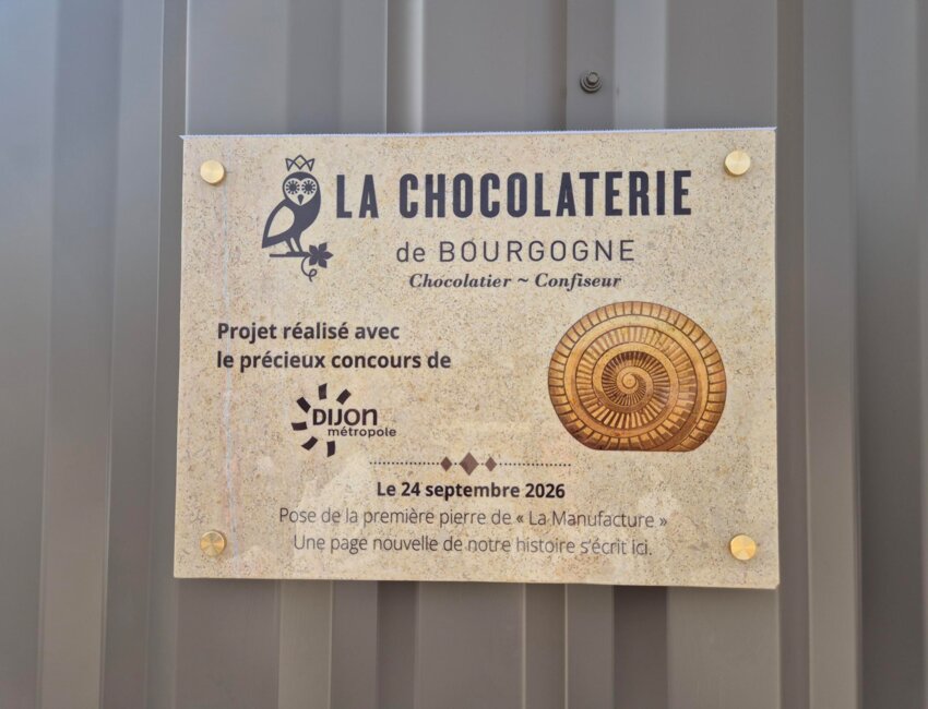 La plaque qui marque l'inauguration du bâtiment, symboliquement "la première pierre". ©Amandine IBLED