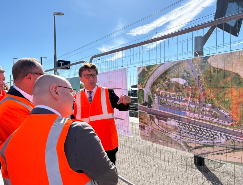 © Alexandra MARQUET- Le président du Département, Jérôme Dumont dévoile les plans du futur parking qui devrait être opérationnel en décembre prochain.