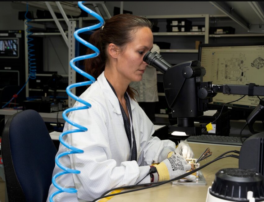 © Laurence DELEAU-Des mains en or, capables de manipuler des rubans d’or de 17 microns, en action.