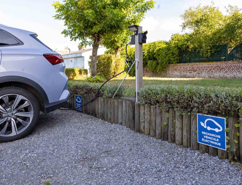 Les habitants peuvent venir recharger leur véhicule électrique gratuitement. (c) Marie-Line Waroude