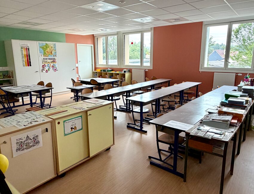 L'une des salles de classe, réaménagée