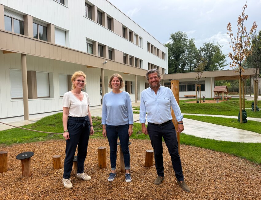 Mathilde Alisse, cheffe de projet "Petites Villes de Demain, Claudia Cerrato adjointe à la scolarité, Matthieu Demoncheaux, maire