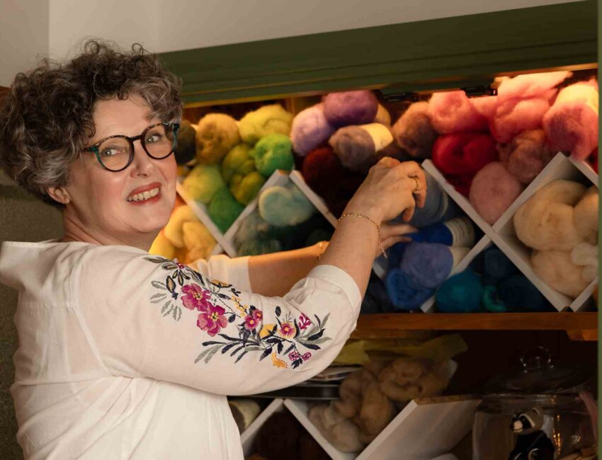 Véronique Elzière-Barbarant manie la laine et mélange les fibres pour réaliser les couleurs. (c) Marie-Line Waroude