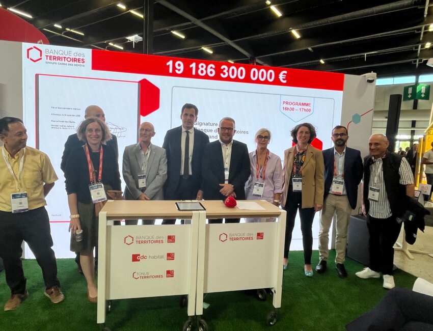 Les signataires entourés de leurs équipes (Vivest et Banque des Territoires). © Vivest