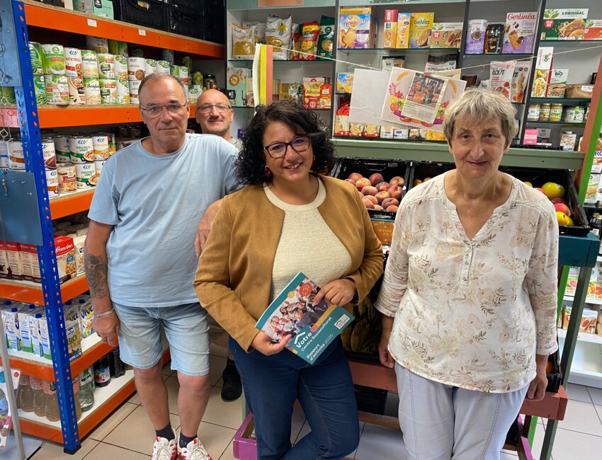 Yasmina Aoun (au centre), responsable de l’épicerie solidaire, entouré de bénévoles.