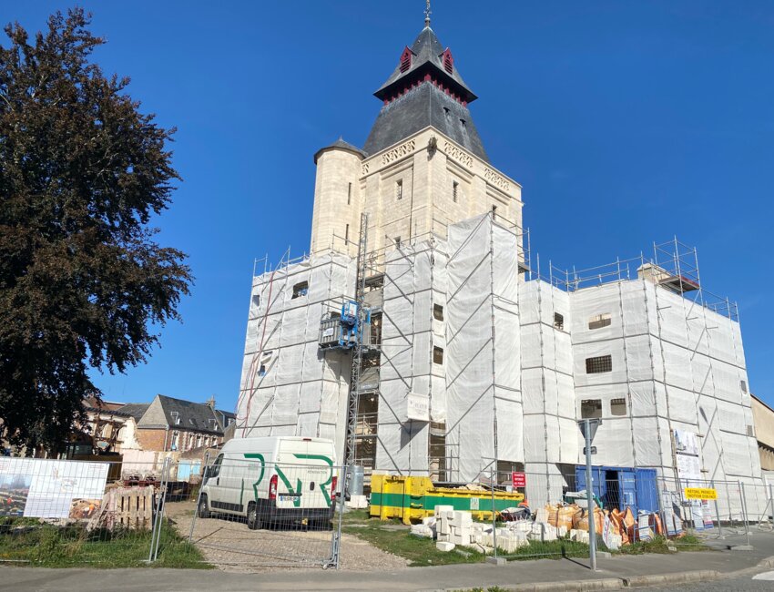 Les travaux du beffroi s'achèveront le 20 octobre.