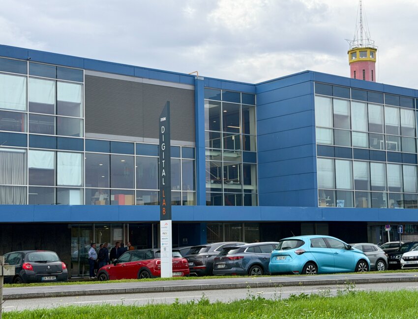 Le siège d'Innov'Camp face au Grand Port Maritime de Dunkerque