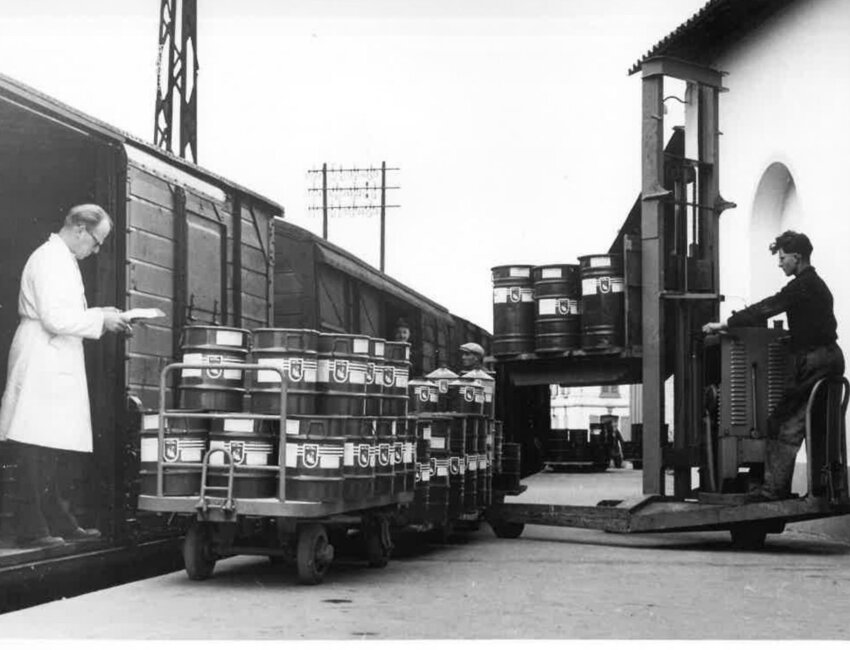 La livraison des peintures par voie ferroviaire. © Prospa