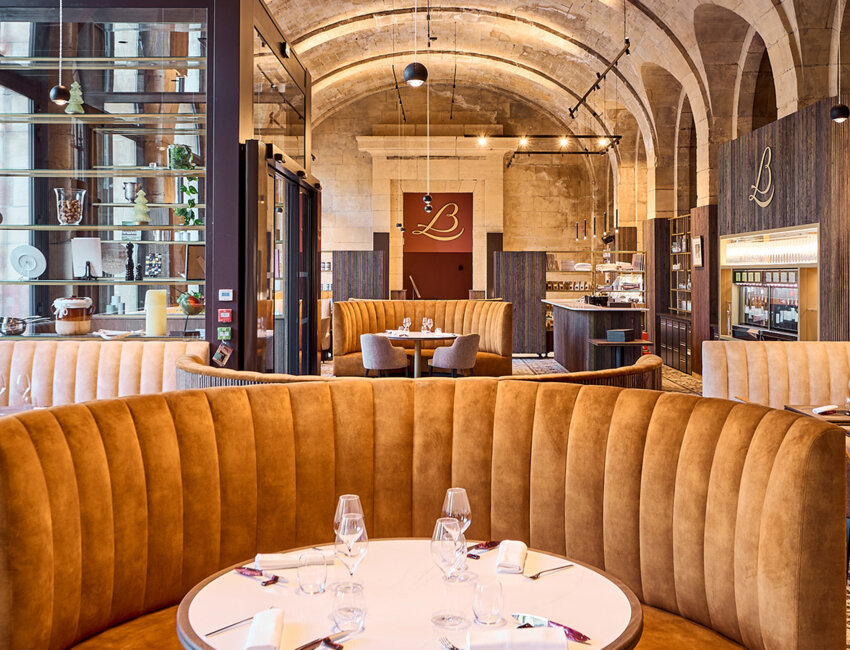 © Groupe Loiseau. Le mobilier contemporain répond parfaitement au bâti ancien.