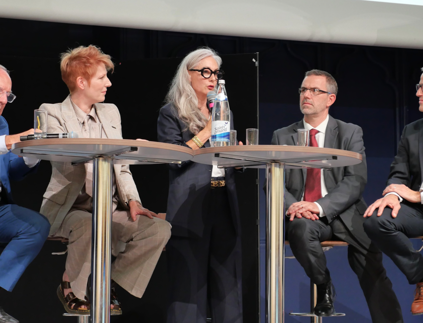 La table ronde composée de Pierre Gattaz, PDG Radiall ; Natacha Polony, éditorialiste et directrice d'Audace ; Gaëlle Doublet, présidente Doublet ; Mathieu Hede, MH Industries et Marc Mureau, directeur du centre d'affaires entreprises des HDF, Arkéa. ©FFI