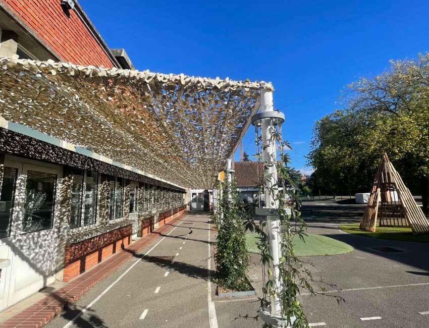Cette installation en pergola comprend également un voile d’ombrage ainsi que trois fosses qui permettront aux élèves de végétaliser et de réaliser leurs propres plantations.