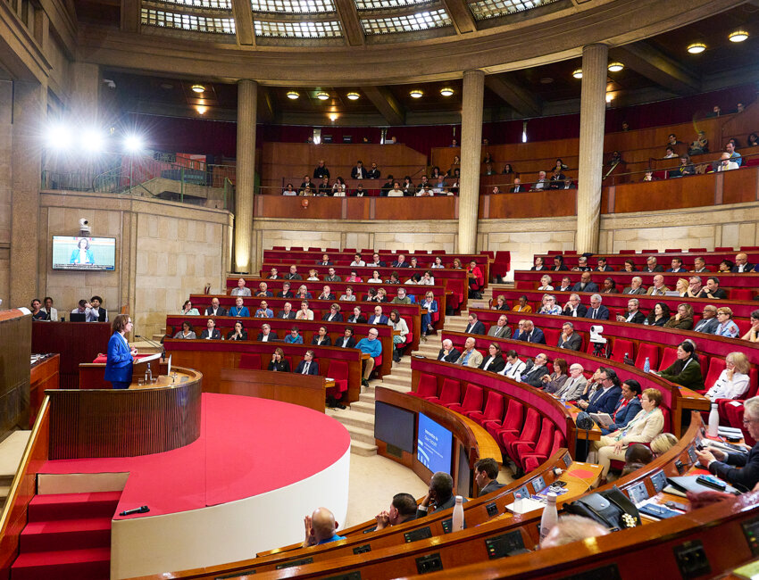 Claire Thoury et l’assemblée du CESE dans l’hémicycle du palais d’Iéna à Paris. (c) Katrin Baumann / CESE