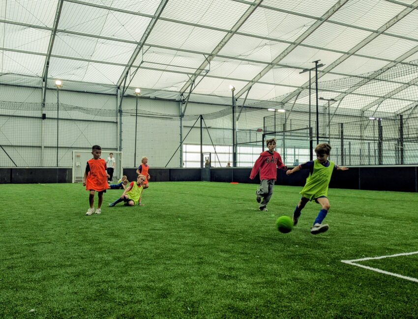 Le terrain de football à cinq est désormais couvert.