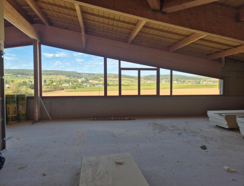 La future pièce de réception à l'étage du nouveau bâtiment de la "Laiterie de la côte"avec vue sur les vignes de Fixin. ©Amandine Ibled