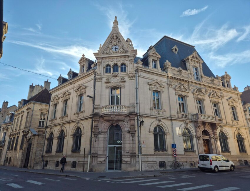 L'ancien bâtiment de la Caisse d'Epargne réhabilité en école informatique, CODA, en plein coeur de Dijon. ©Amandine Ibled