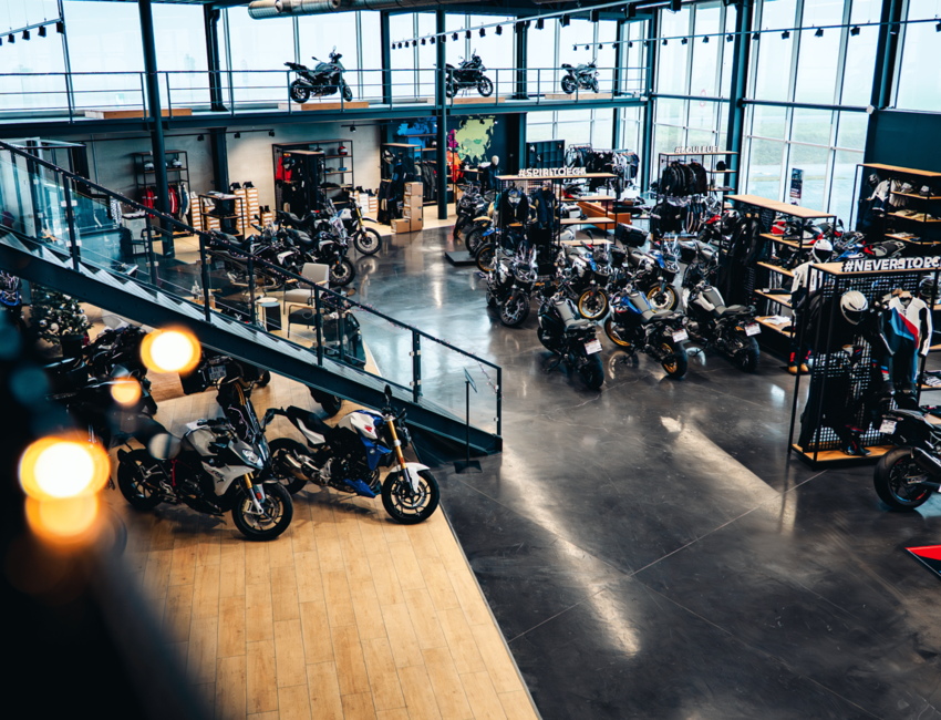 MotoValley, à Sainte-Catherine, compte aussi un restaurant, un barbier, une moto-école...