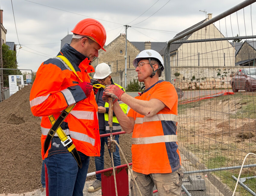 Pierre-Jean Verzelen se prépare à descendre dans l’une des cavités pour constater les travaux réalisés.