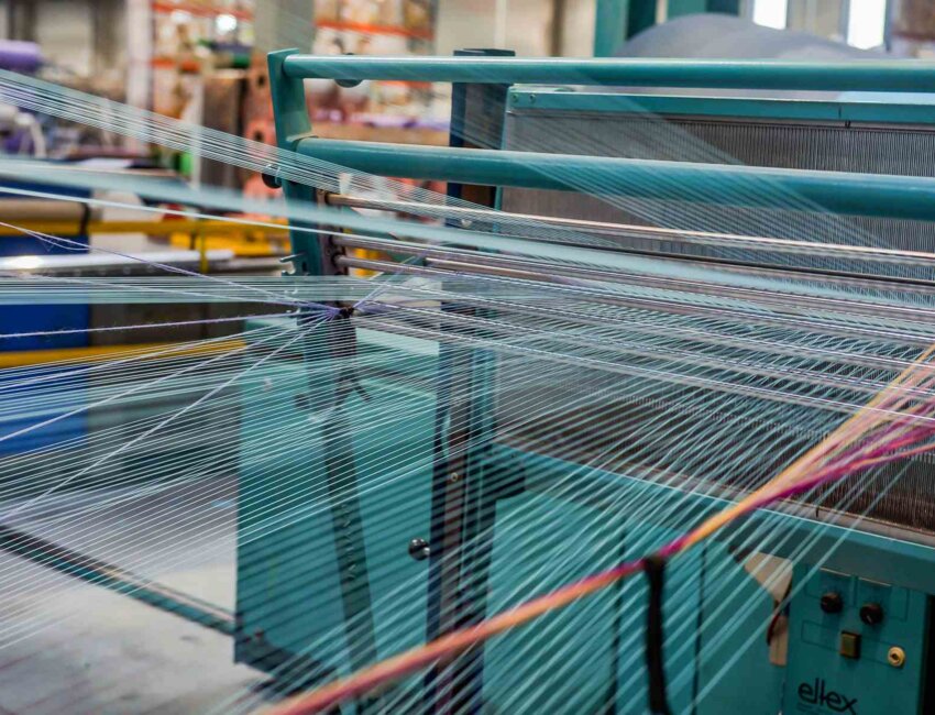 L'entreprise fabrique du textile pour l'industrie automobile. (c) Aunde