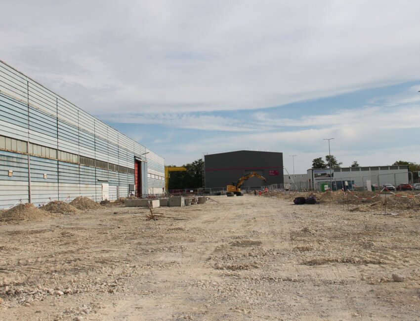 Histoire de doubler sa capacité de production, un nouvel atelier de 3 000 m² est en train de sortir de terre. © Emmanuel Varrier.