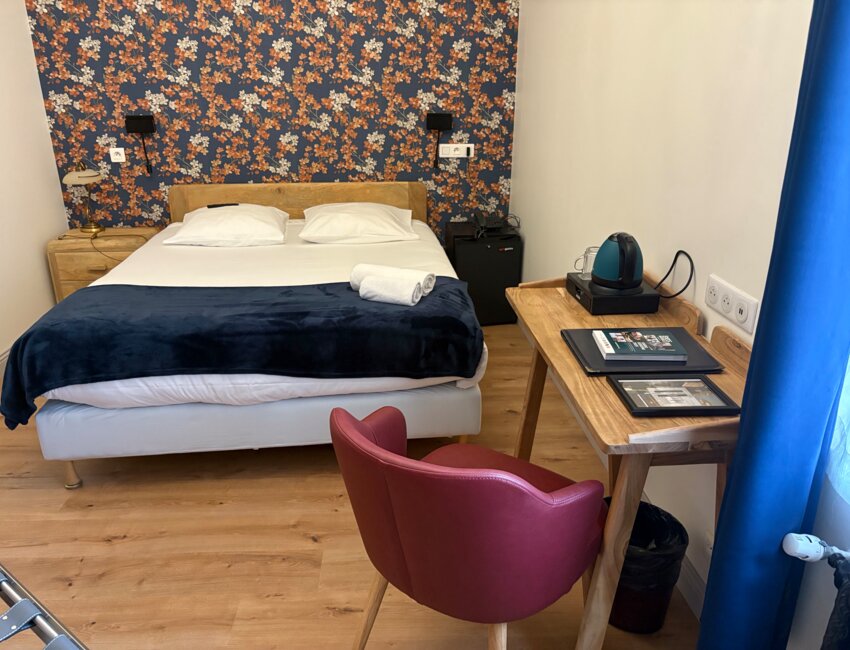 L’établissement dispose de 44 chambres….