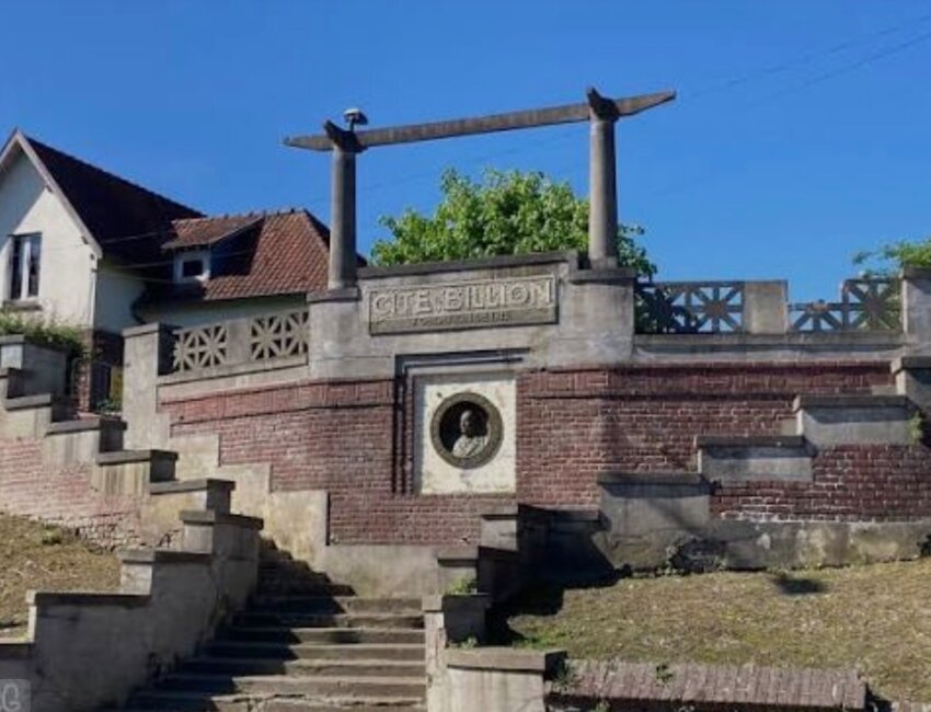 L'escalier et le médaillon sont inscrits au patrimoine.
