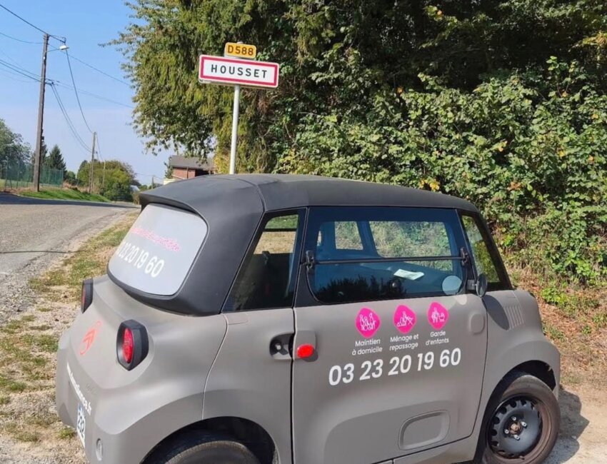 La flotte automobile compte une Citroën Ami, une voiture appréciée pour les jeunes recrues en attente du permis.