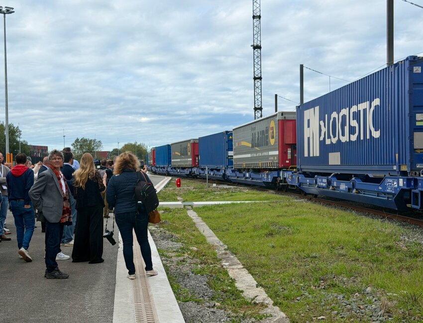 Le terminal s’étend le long du faisceau ferroviaire de Loon-Plage. © Claire Decraene