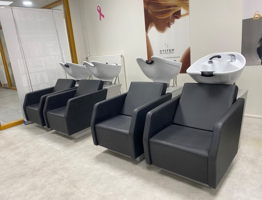 Le salon de coiffure, le mobilier provient de l’ancien site.